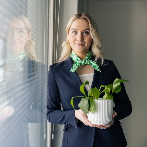 Pankin asiantuntija ikkunan vieressä.