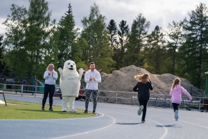 Lasten juoksukisat urheilukentällä.