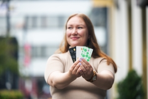 OmaSp:n asiantuntija Maija Jormanainen kortit kädessä