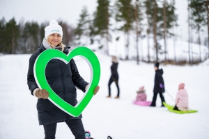 Anni Tyni vihreän valosydämen kanssa pulkkamäessä